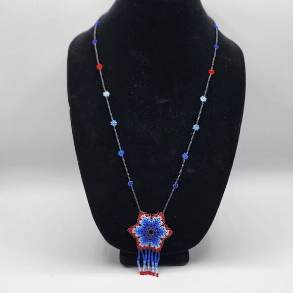 Hand beaded flower necklace - Picture 1 of 3